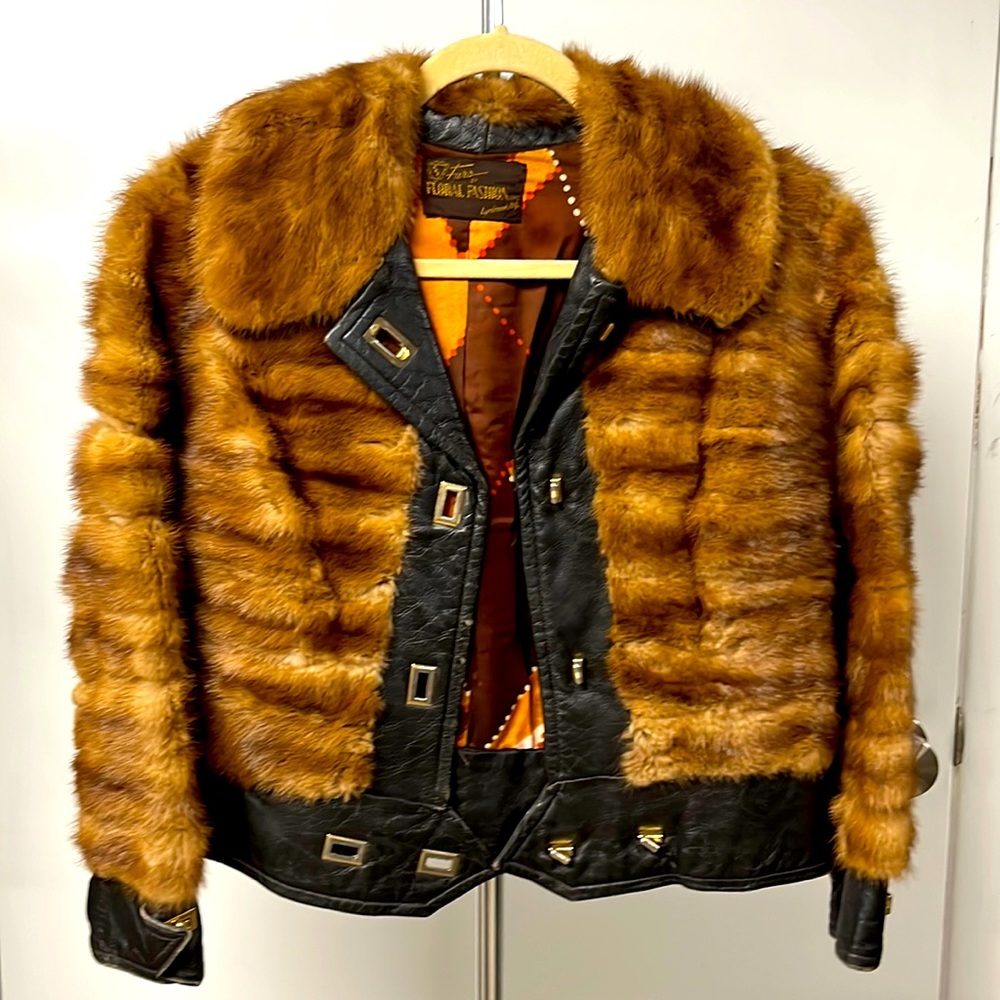 VINTAGE leather and fur bomber jacket. 1970’s. Great condition! Stunning piece